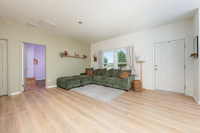 Building Photo - Cozy Upgraded Home w/ Panoramic Mountain V...