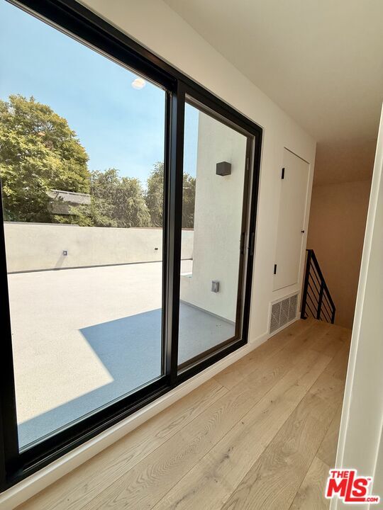 Building Photo - 2427 Shoredale Ave