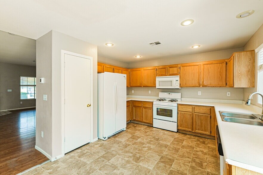 Building Photo - 1096 Pincay Dr