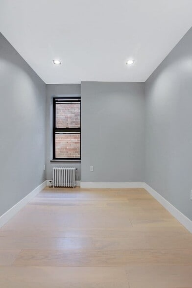 Building Photo - E 5TH ST.