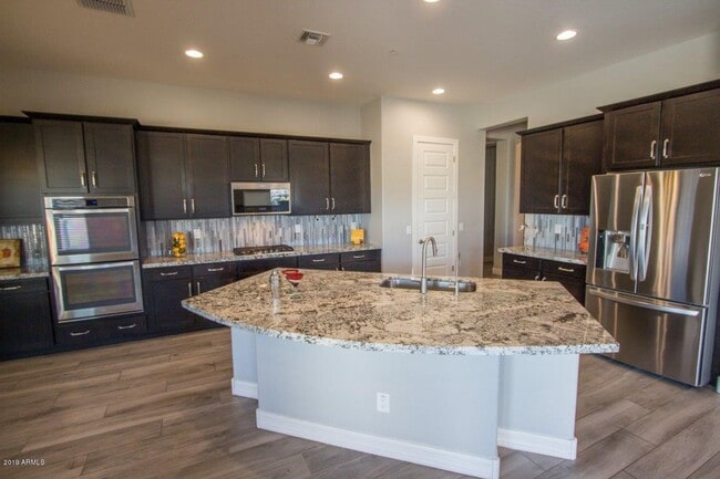 Building Photo - Gorgeous 4 Bed + den Single Level Home in gated community in North Peoria with RV Gate / BBQ!!