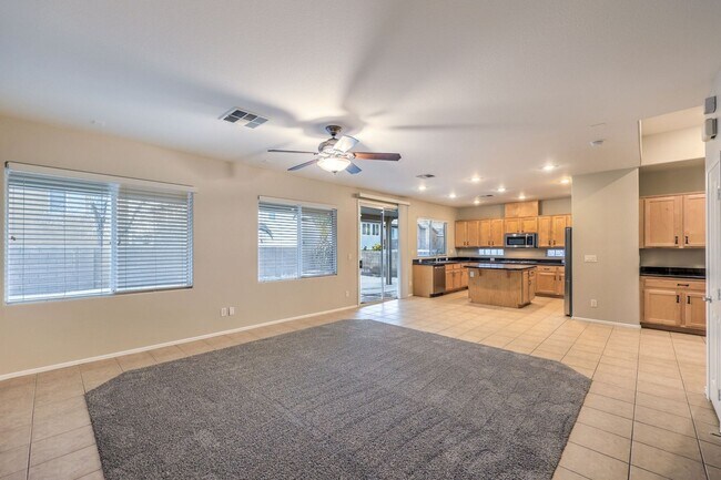 Building Photo - Gorgeous 6Bed/5Bath/4Car, 2-Story Home located in the Mountains Edge