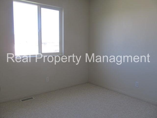 Building Photo - 3 Bedroom Townhome in Smithfield.  Available for August move in!