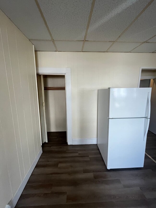 Building Photo - Studio Apartment for Rent – Utilities Included!