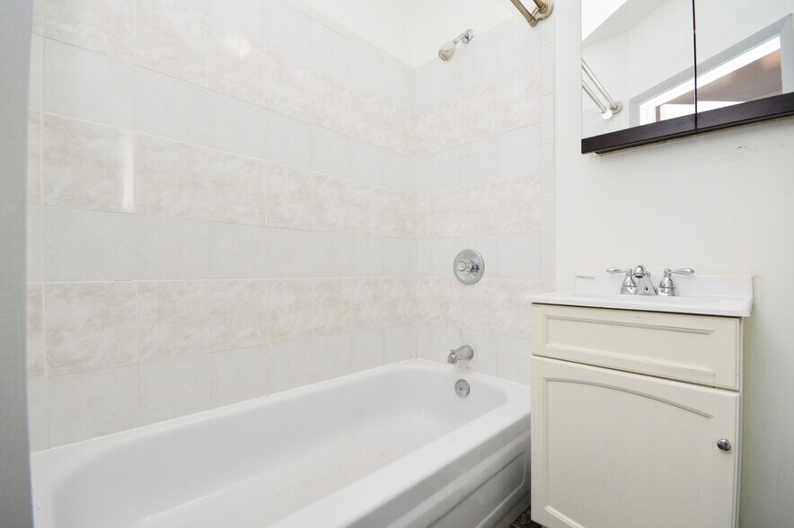 Building Photo - 1154 W 17th St