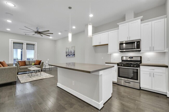 Building Photo - Stunning Like New Townhome Close to Med Ce...