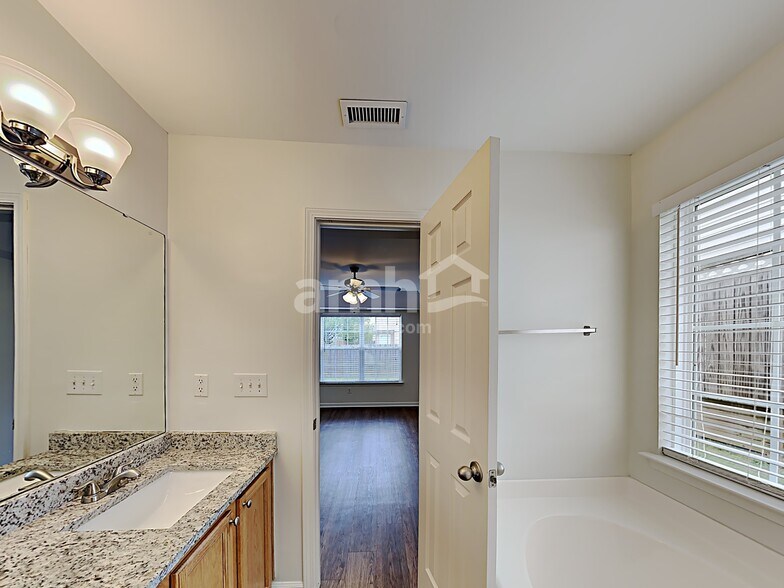 Building Photo - 1568 Pebble Ridge Dr