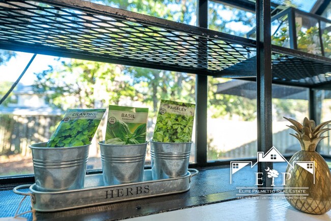 Building Photo - Charming and Spacious Home