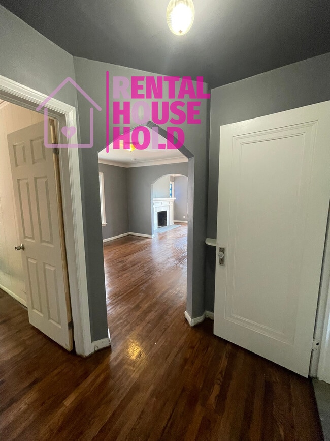 Building Photo - 10575 Beaconsfield St