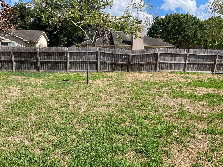 Building Photo - 2627 Old Fort Rd