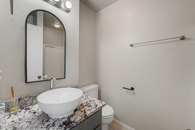 Building Photo - 2 Bed | 2 Bath Condo on Crybaby Hill