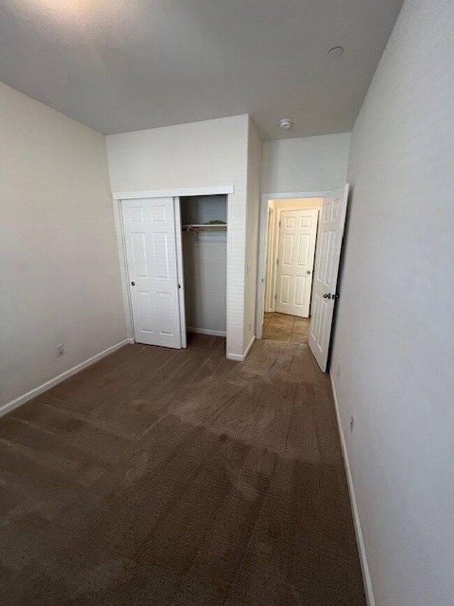 Building Photo - 4 Bedroom Home in Gated Community With Sho...