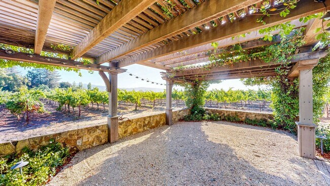 Building Photo - Charming 2 bedroom 1.5 bath plus office ho...