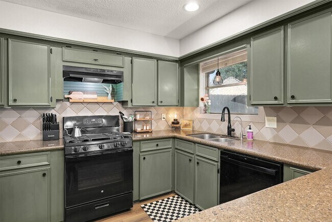 Building Photo - 1819 Meadow Creek Dr
