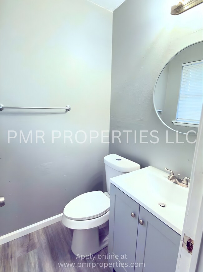 Building Photo - 3 Bedrooms/1.5 Bathroom House