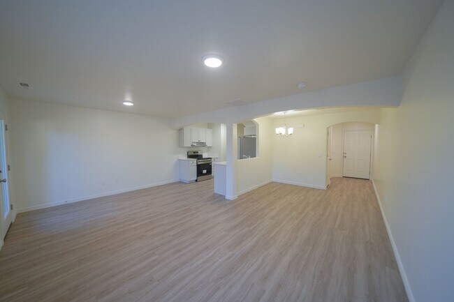 Building Photo - Remodeled 3 Bed / 2.5 Bath Townhome in Great Location