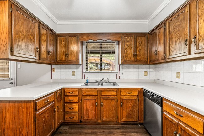 Building Photo - Updated House for Rent in Maumelle – Spaci...