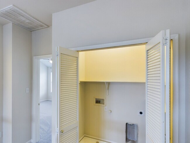 Building Photo - 15123 Meredith Ln