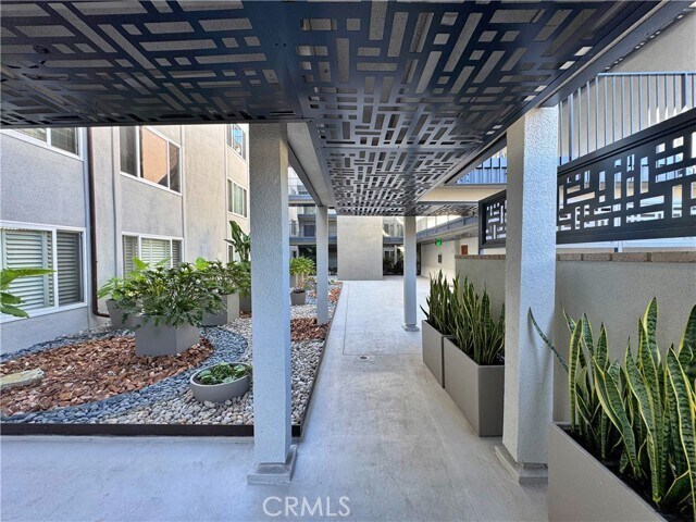 Building Photo - 230 S Catalina Ave