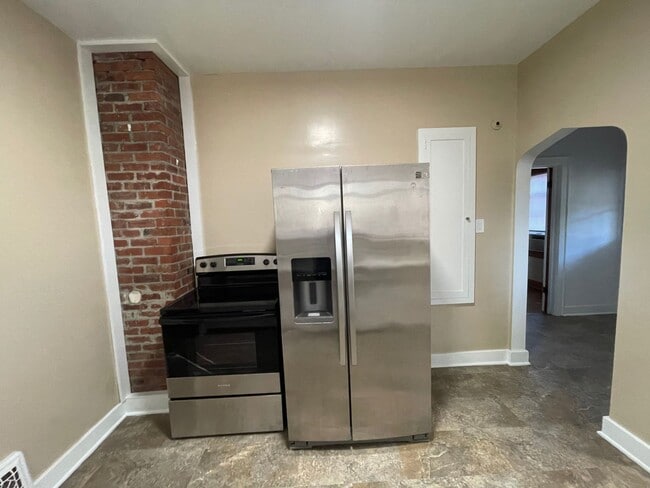 Building Photo - 3 Bedroom with garage and basement