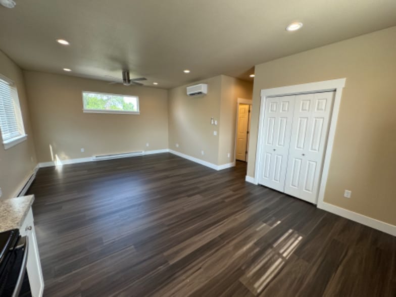 Building Photo - 310 3rd St W