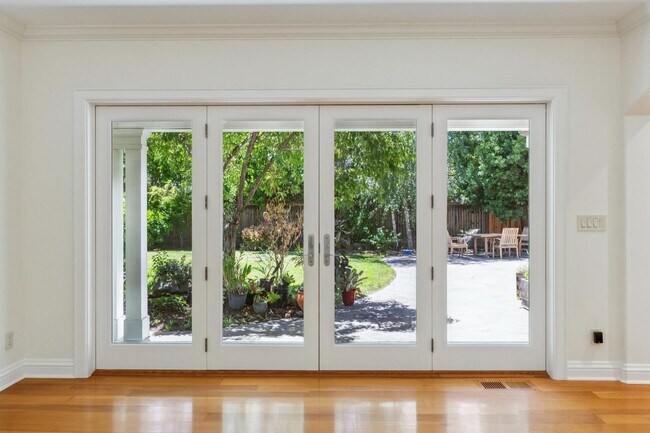 Building Photo - Beautiful, Old-World-style Home in the Heart of Central Menlo Park