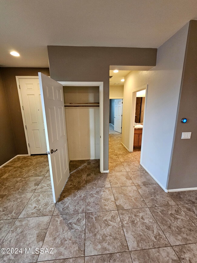 Building Photo - 6652 W Fishermans Dr