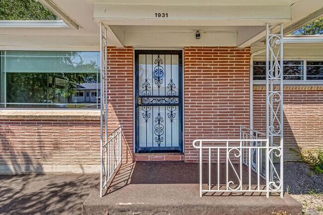 Building Photo - Charming 3-Bedroom Home Near CMU with Bonus Room
