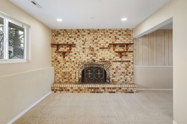 Building Photo - 1549 Sanderson Ave