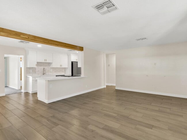 Building Photo - 544 W 17th Pl