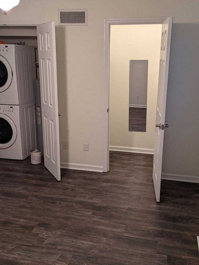 Building Photo - Rare.....One Bedroom One Bathroom Unit Available In Midtown!