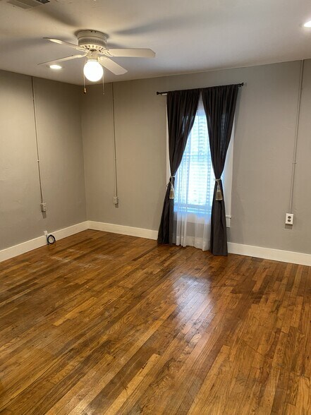 Building Photo - 1204 Elm St