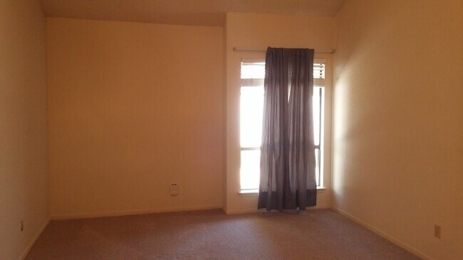 Building Photo - Northwest single level condo offering many...