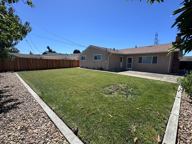 Building Photo - 4642 Hampshire Way