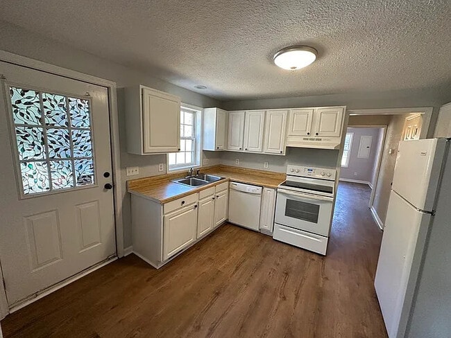 Building Photo - 1 Bedroom 1 Bathroom Duplex