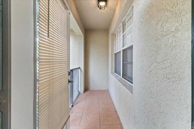 Building Photo - 2301 Belmont Ln