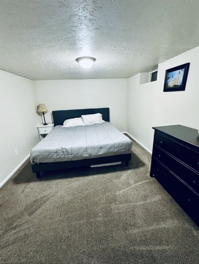 Building Photo - Charming Pet-Friendly Rental Available Now!