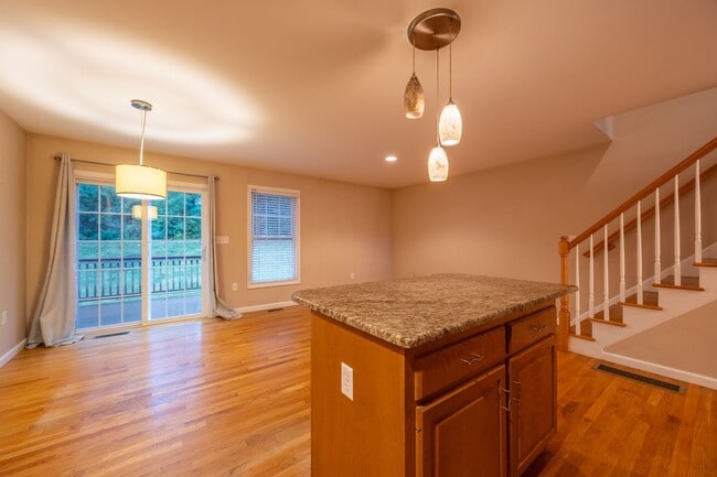 Building Photo - Modern 2 Bedroom Condo with Ensuite Baths ...