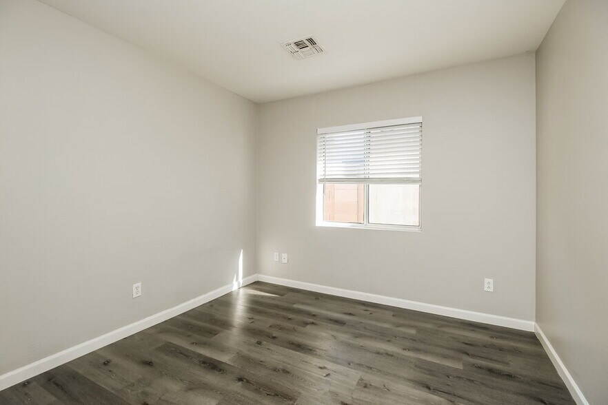 Building Photo - 12613 W Bloomfield Rd