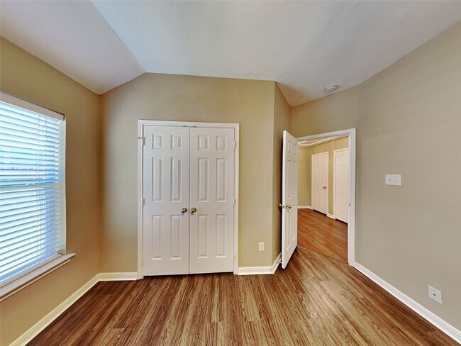 Building Photo - 3223 Stoneydale Ln