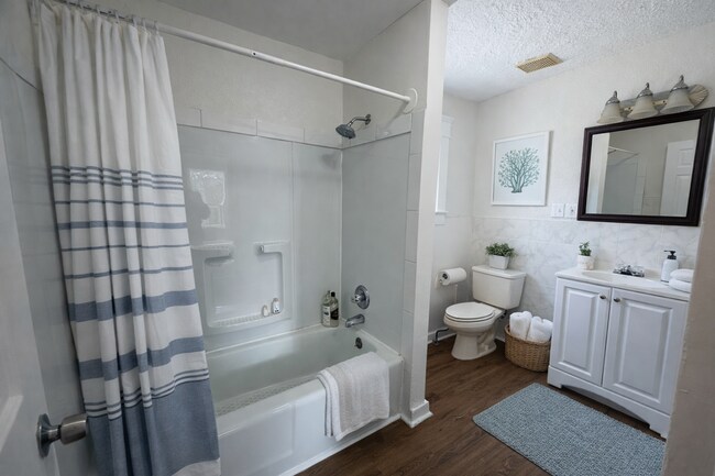 Building Photo - Charming Multi-Level Akron Home with Huge Living Room & Updated Siding