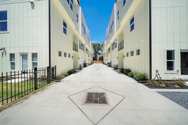 Building Photo - 1015 W 24th St