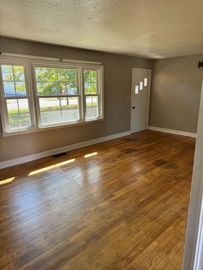 Building Photo - Updated Home with Parking in Radford