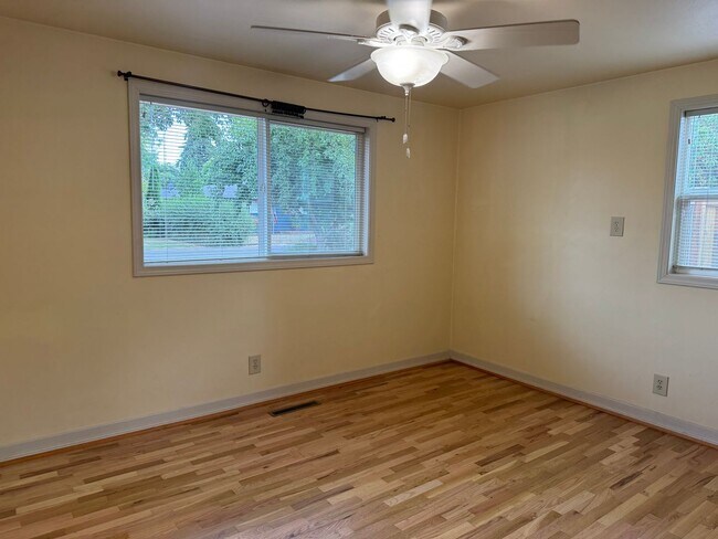 Building Photo - 4 bedroom 2 bathroom home in a great neighborhood!