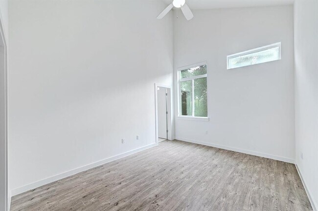 Building Photo - 705 N Bluff Dr