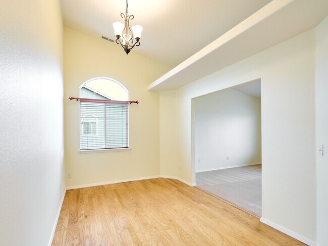Building Photo - 643 Meadowbrook Ln