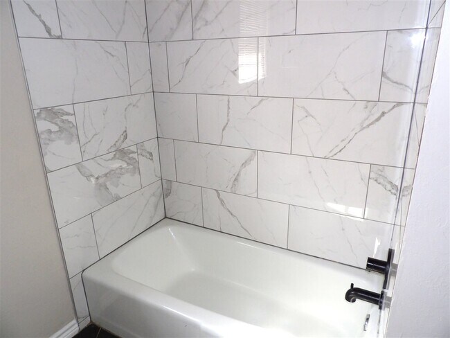 Building Photo - 125 SE Surrey Ln