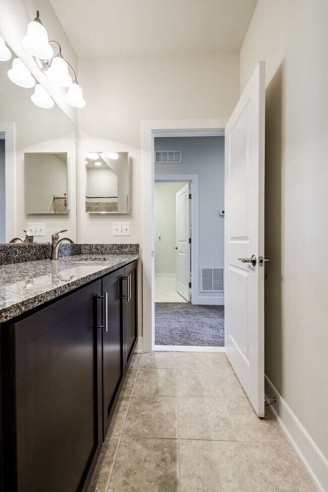 Building Photo - Updated 3br/2.5ba Condo Townhome Alexandria Walk to Metro