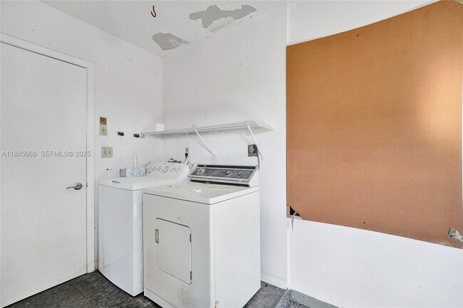 Building Photo - 125 Lake Paula Dr