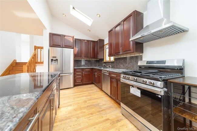 Building Photo - 6 Manor Dr